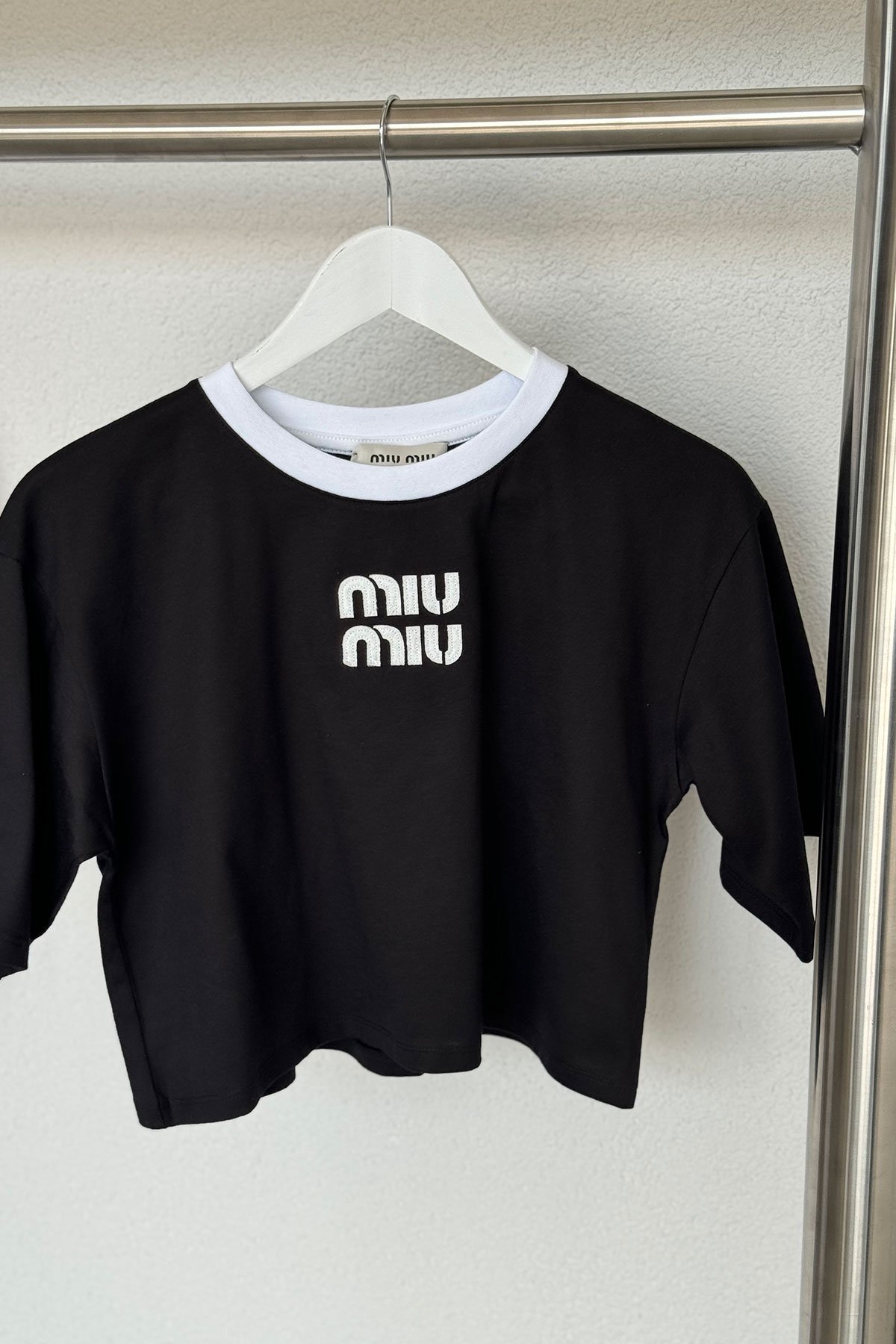 Miu Miu İşlemeli Crop Tshirt | Özge Özgenç