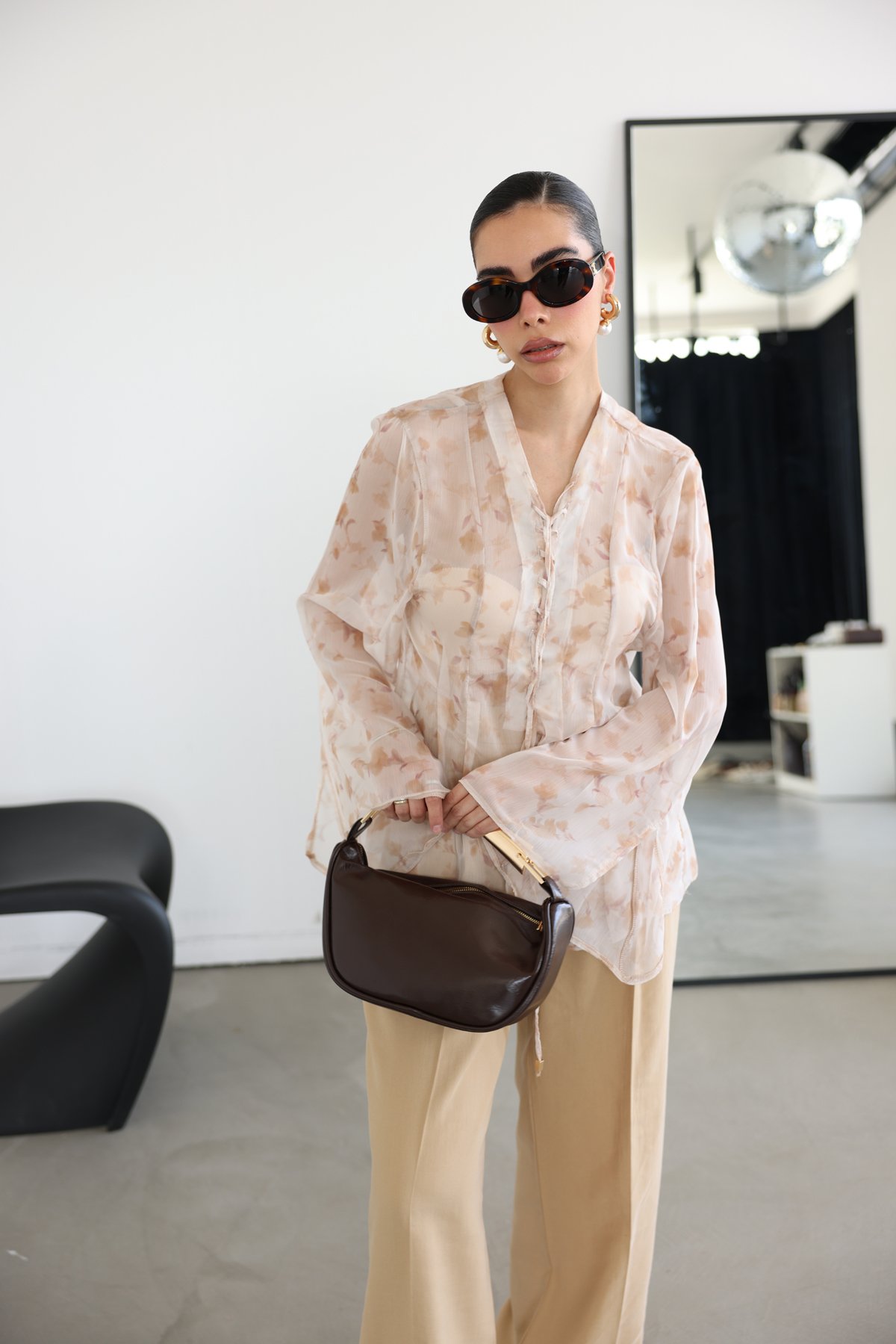 Önü Bağcıklı Desenli Transparan Bluz