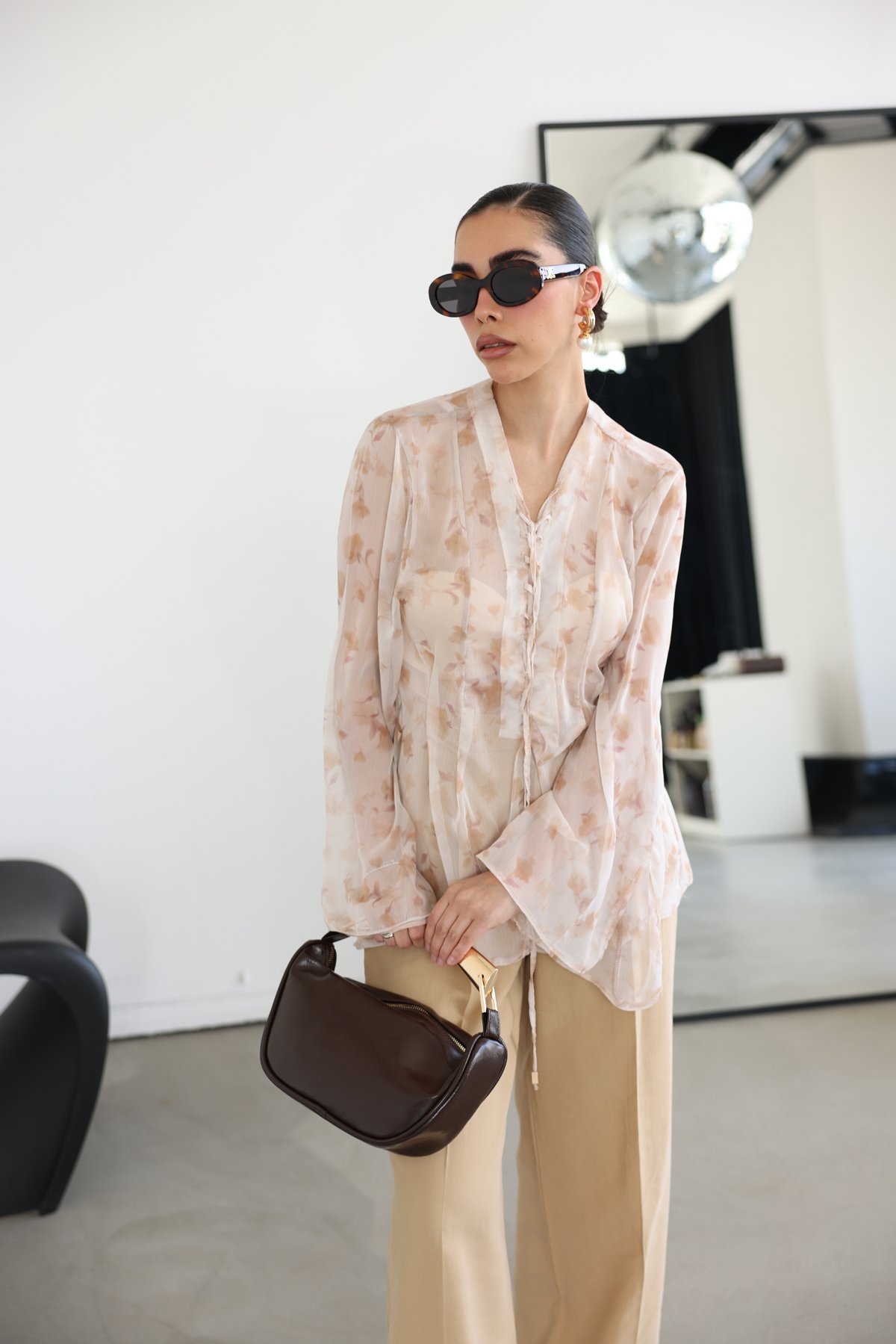 Önü Bağcıklı Desenli Transparan Bluz