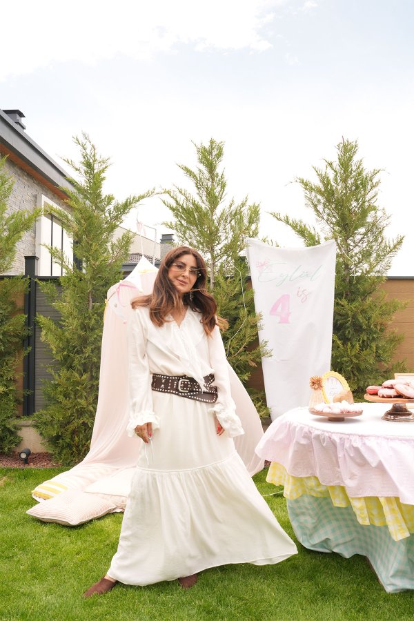 Yakası ve Kolları Bağcık ve Fırfırlı Elbise