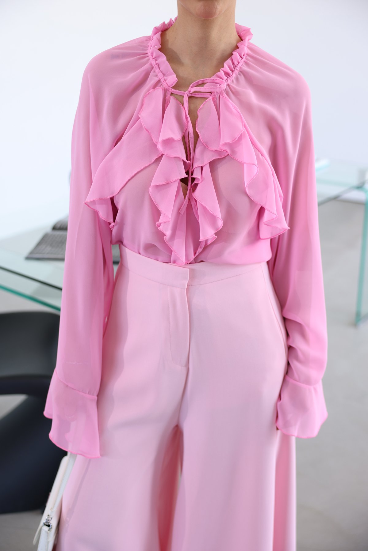 Önü Fırfırlı Ve Bağlamalı Tül Bluz