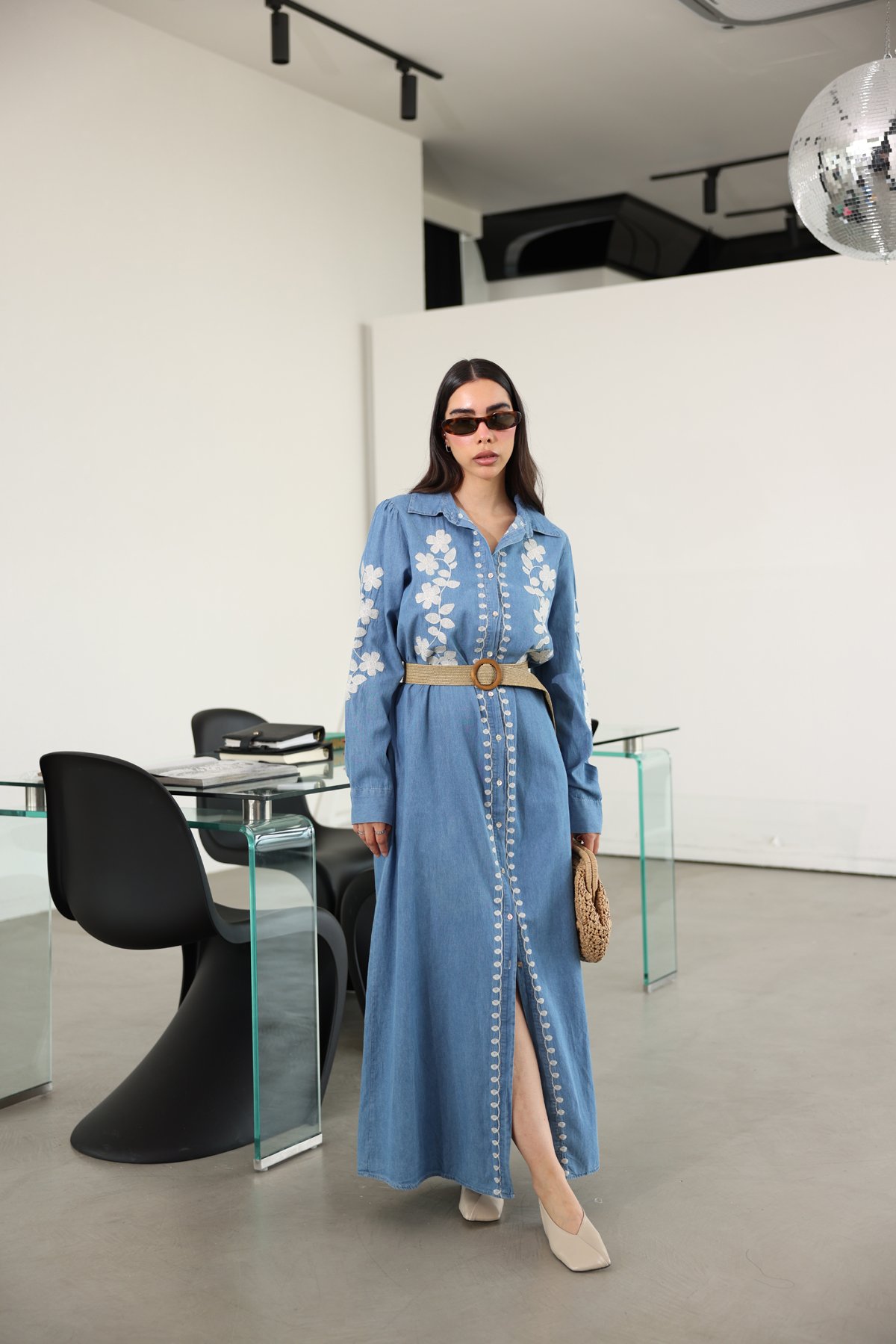 Hasır Kemerli İşlemeli Kot Elbise