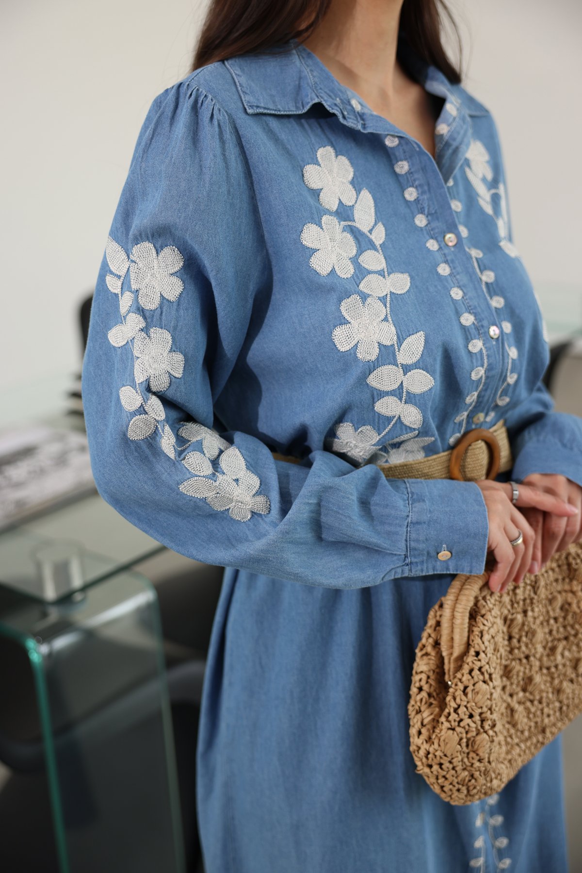 Hasır Kemerli İşlemeli Kot Elbise