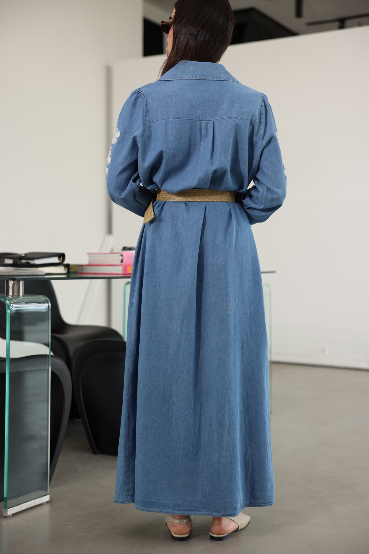 Hasır Kemerli İşlemeli Kot Elbise