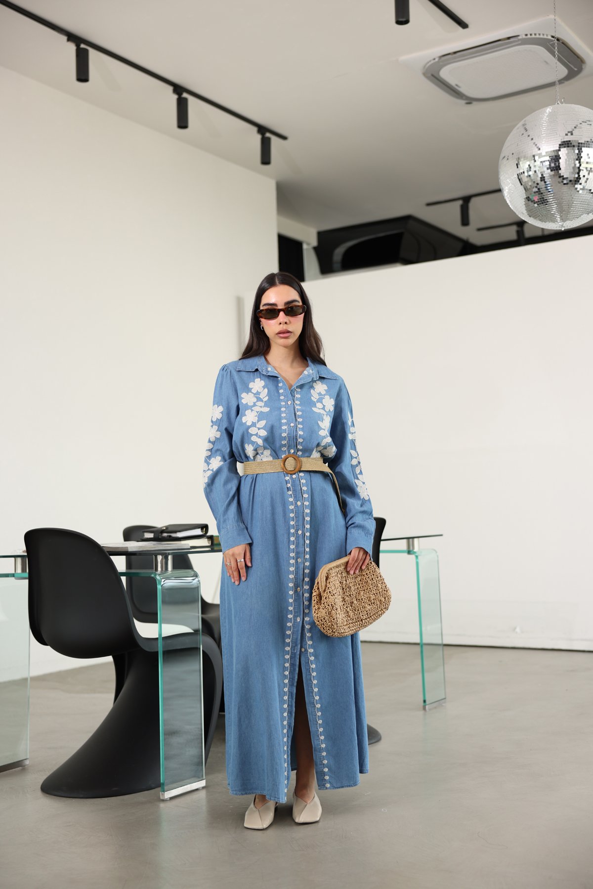 Hasır Kemerli İşlemeli Kot Elbise