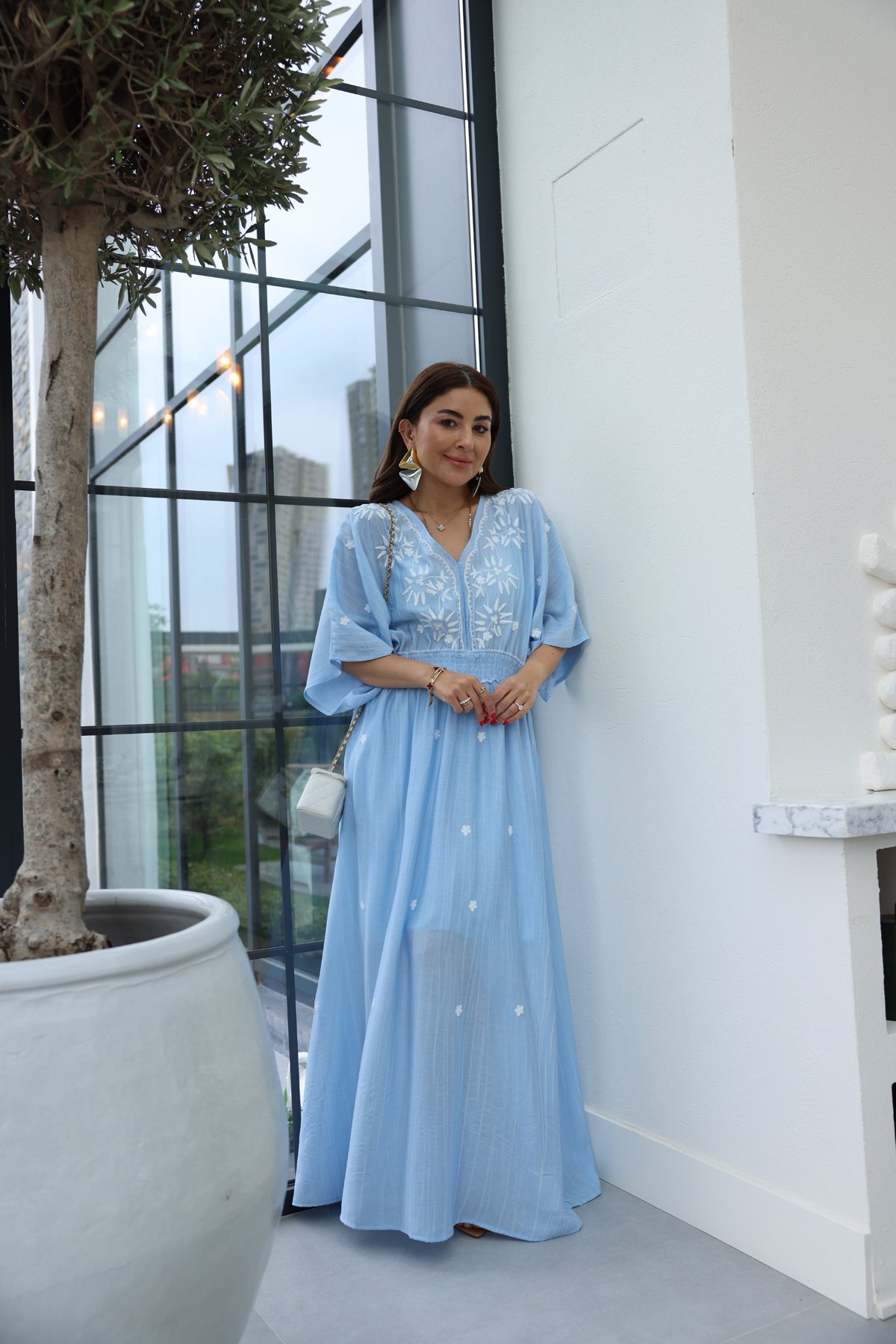 Beli Lastikli V Yaka İşlemeli Elbise