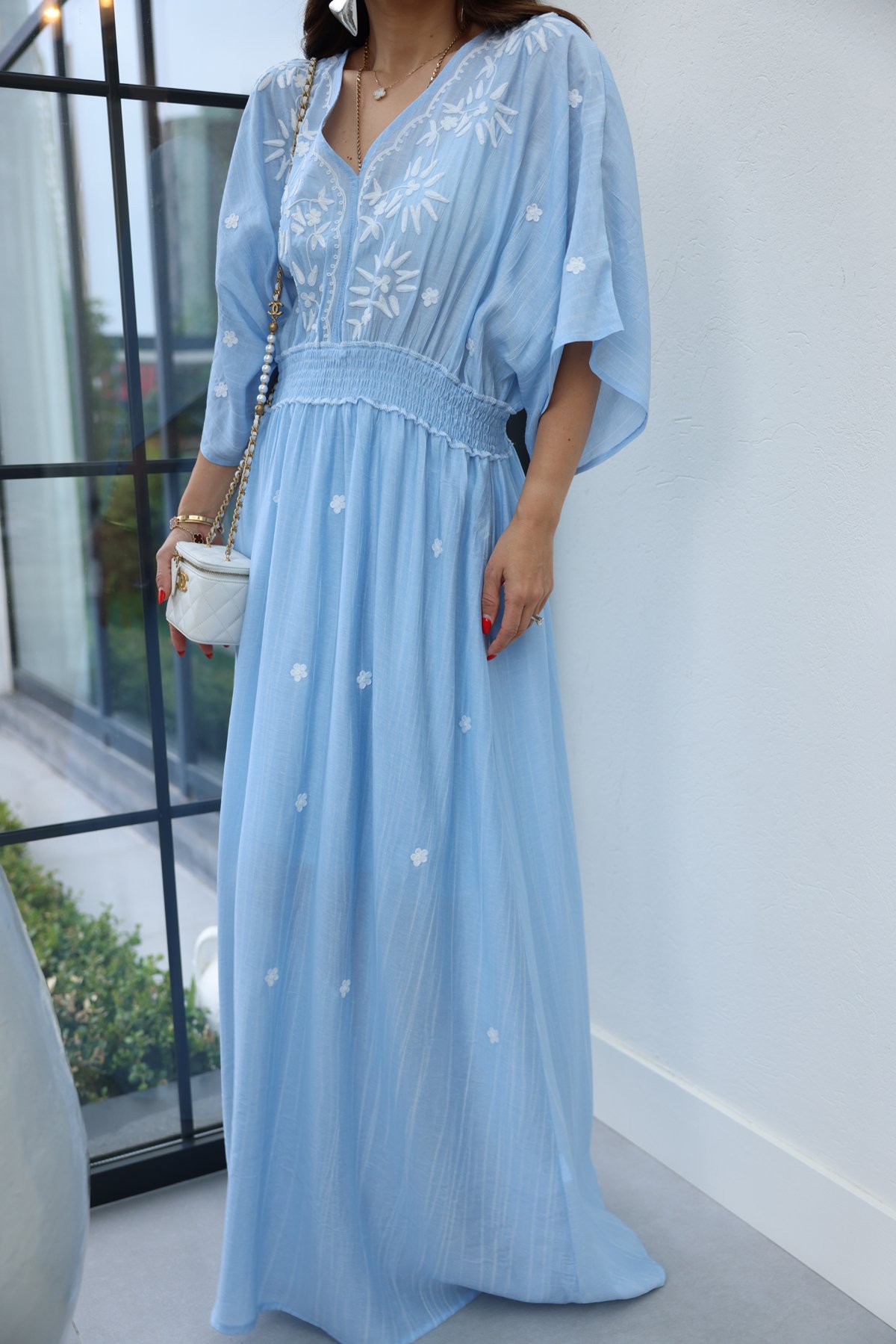 Beli Lastikli V Yaka İşlemeli Elbise