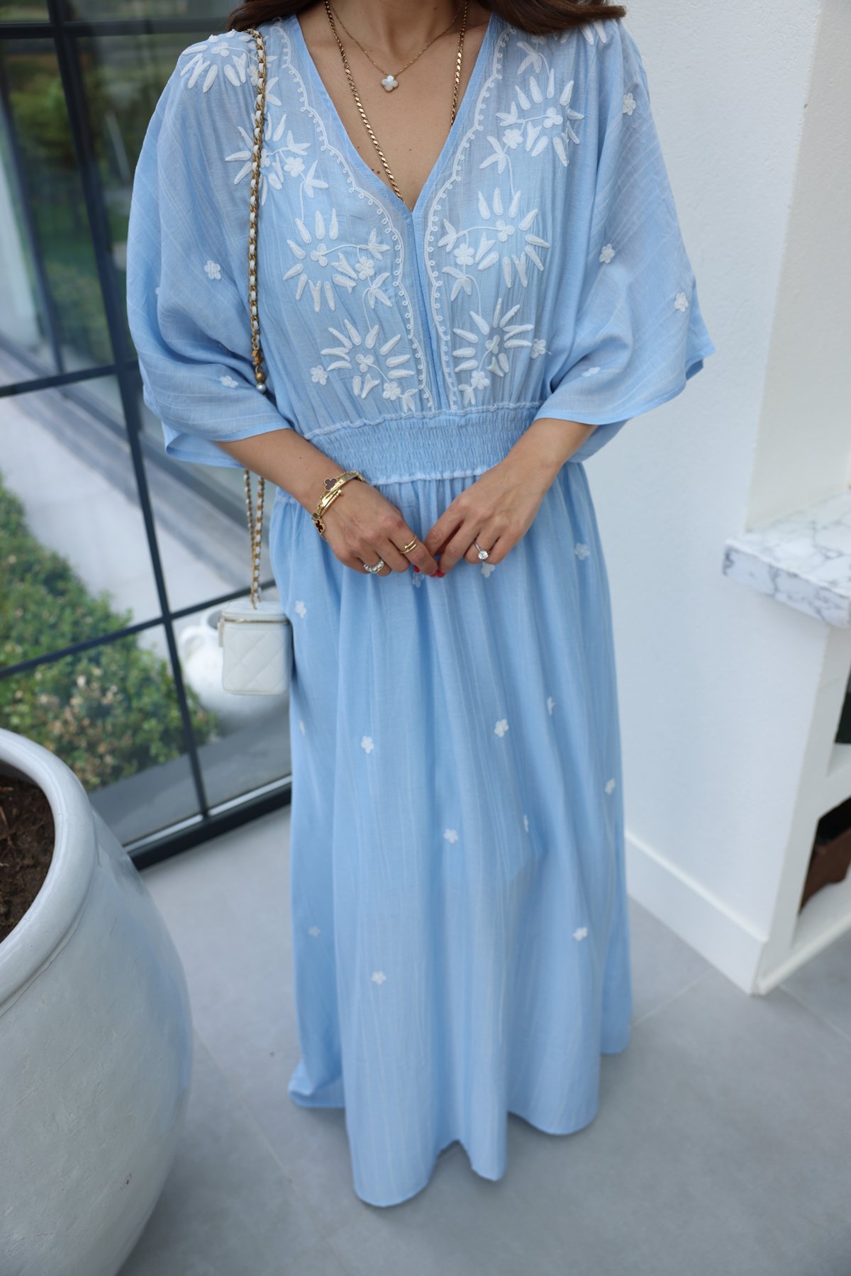 Beli Lastikli V Yaka İşlemeli Elbise