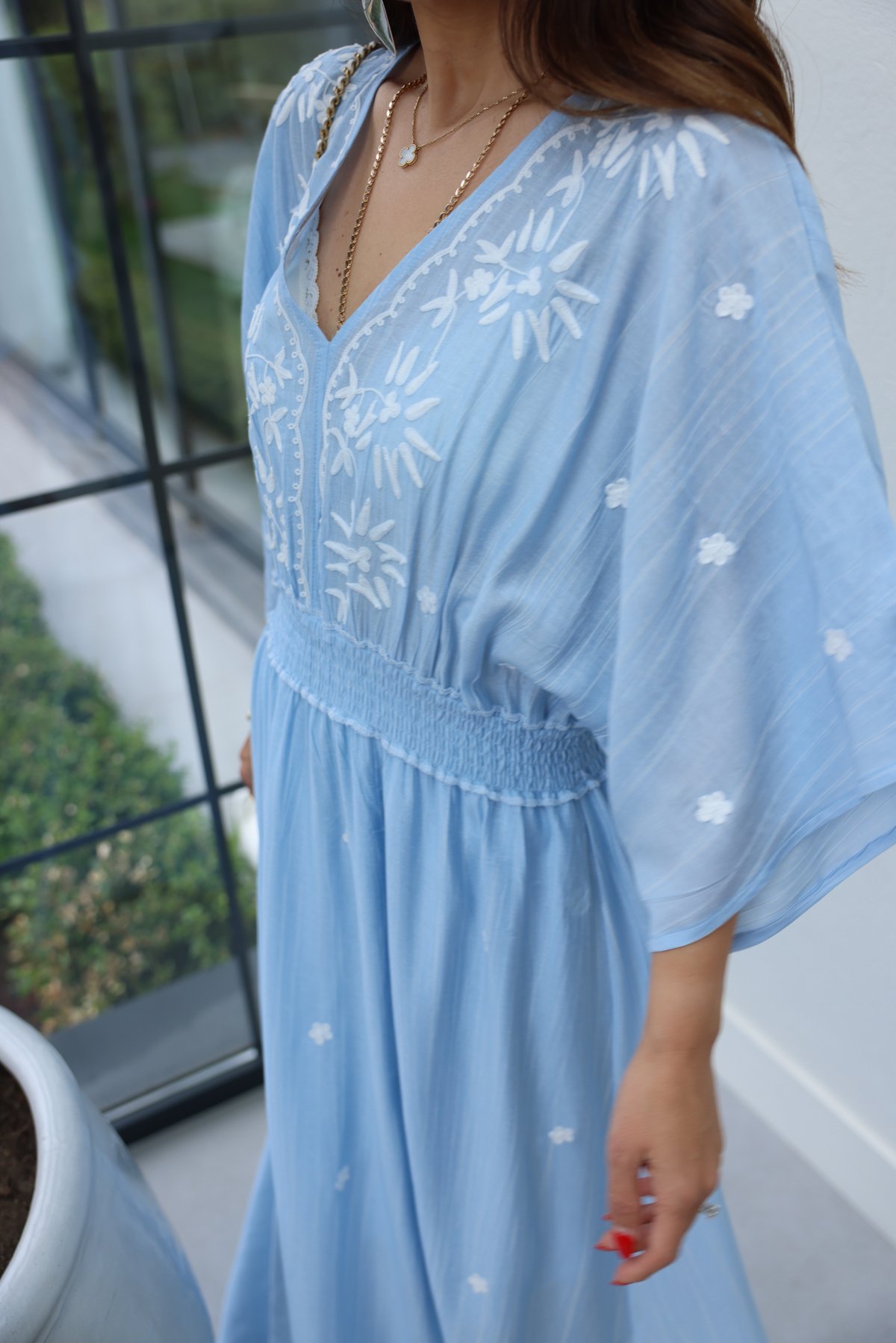 Beli Lastikli V Yaka İşlemeli Elbise