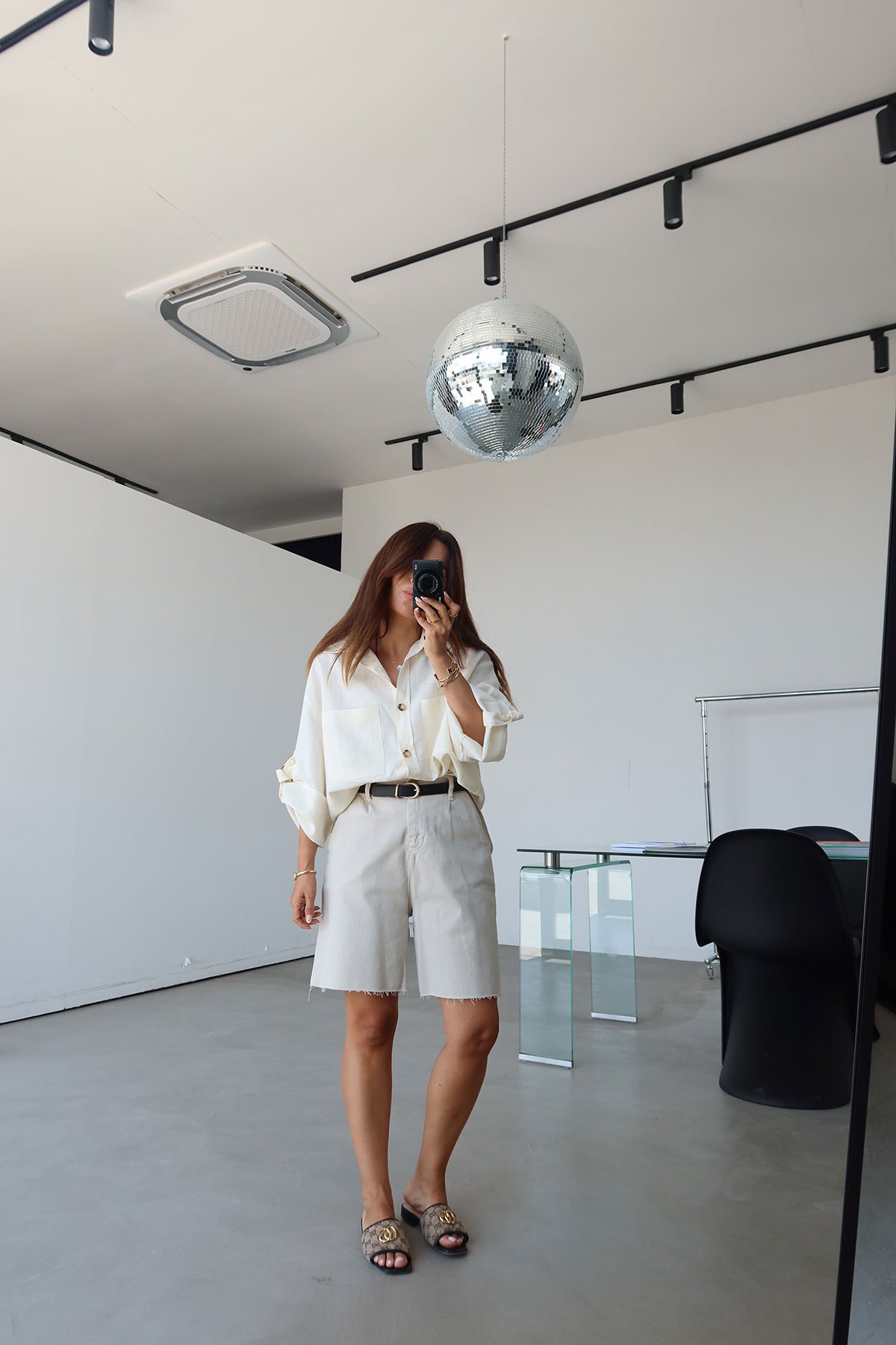 Paçası Kesik Kemerli Denim Şort