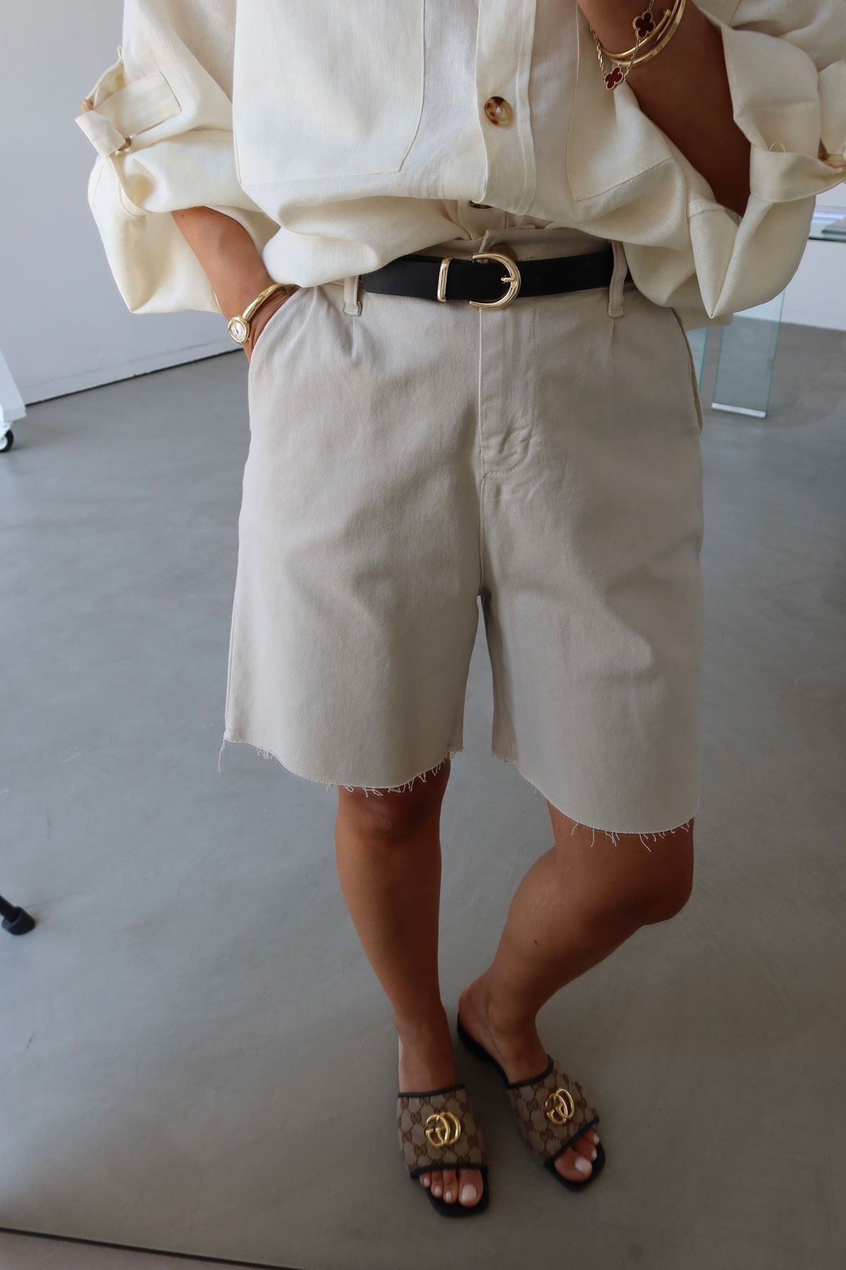 Paçası Kesik Kemerli Denim Şort