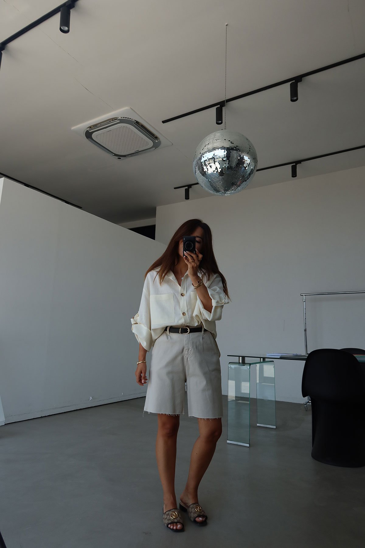 Paçası Kesik Kemerli Denim Şort