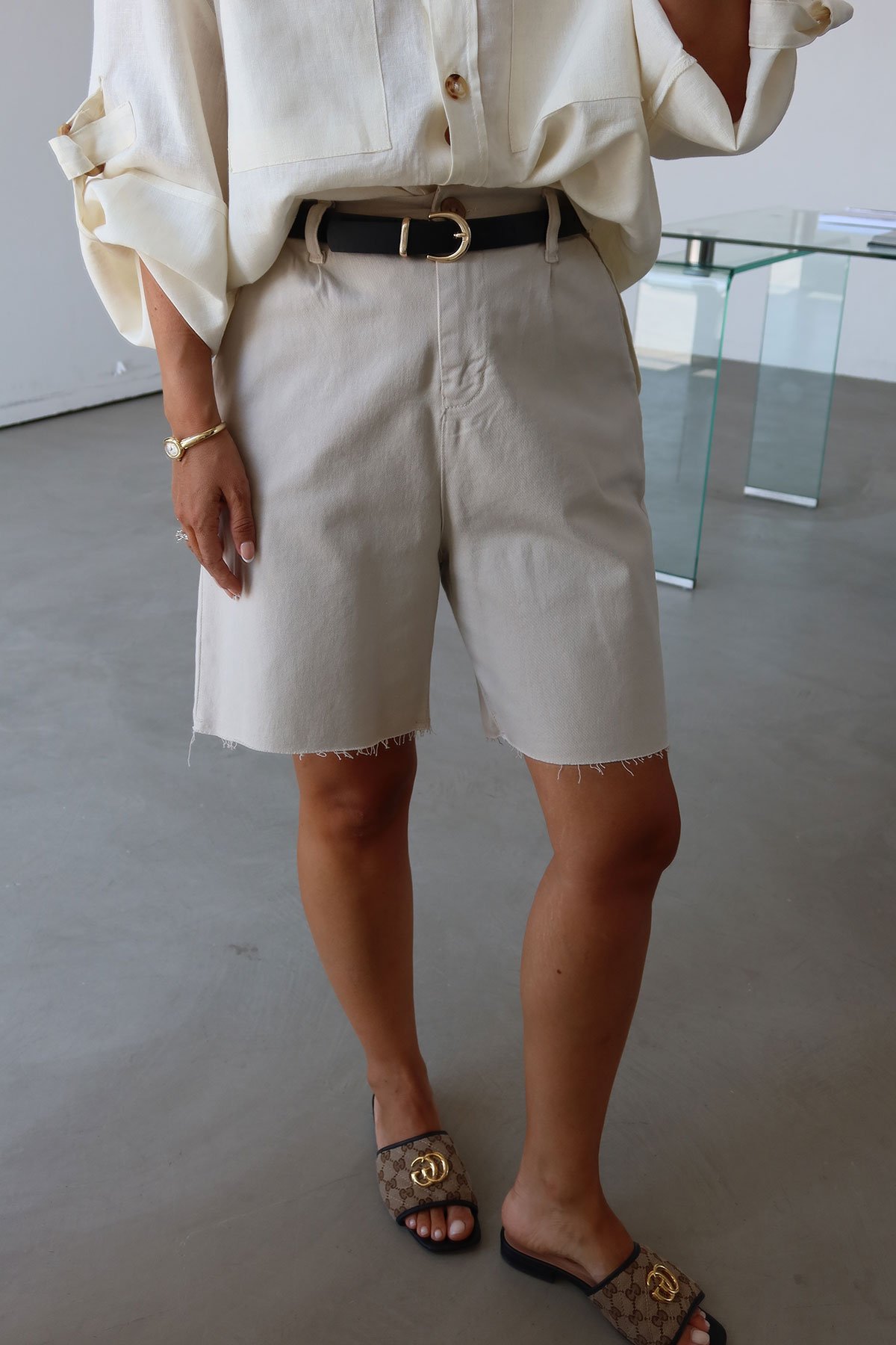 Paçası Kesik Kemerli Denim Şort