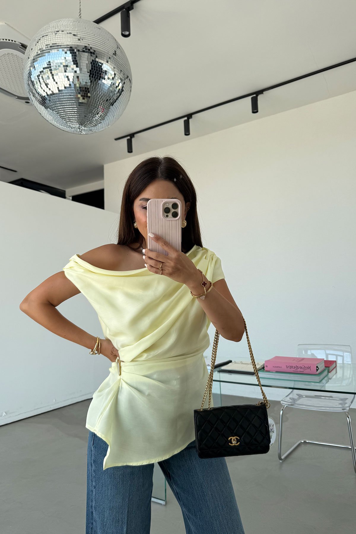 Kolsuz Aksesuar Detaylı Bluz