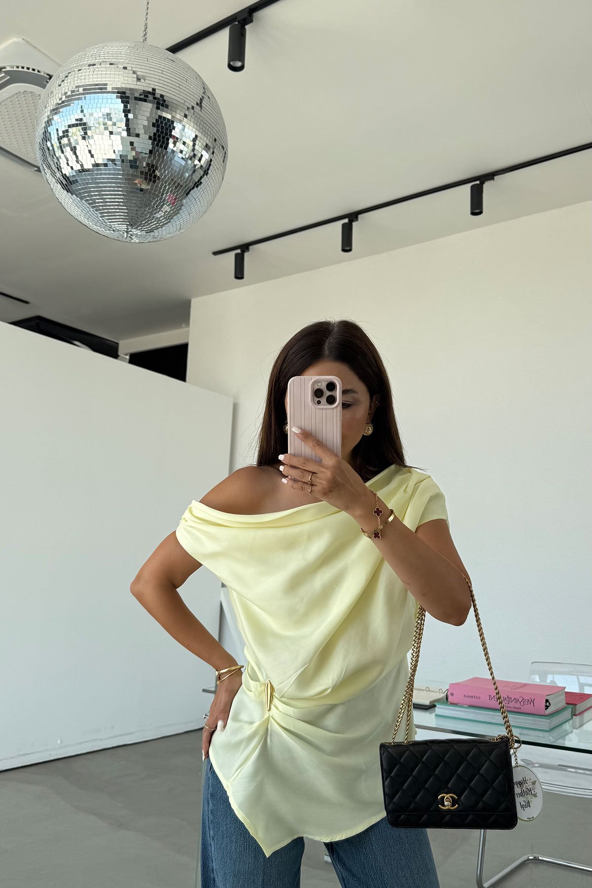 Kolsuz Aksesuar Detaylı Bluz