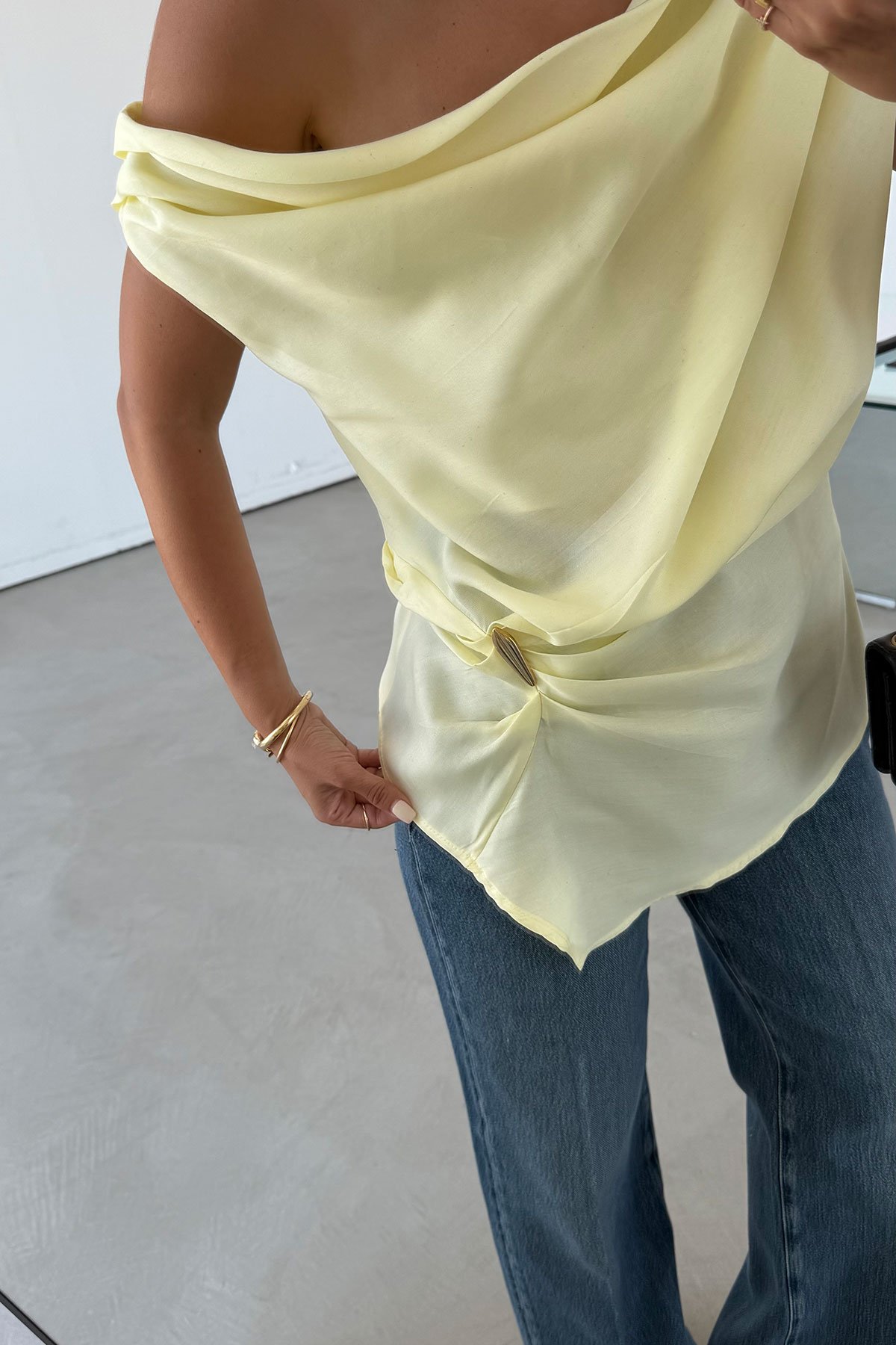 Kolsuz Aksesuar Detaylı Bluz