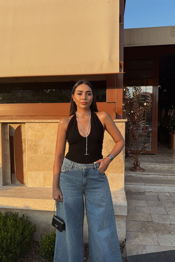 Boyundan Geçmeli Sırt Dekolteli Bluz