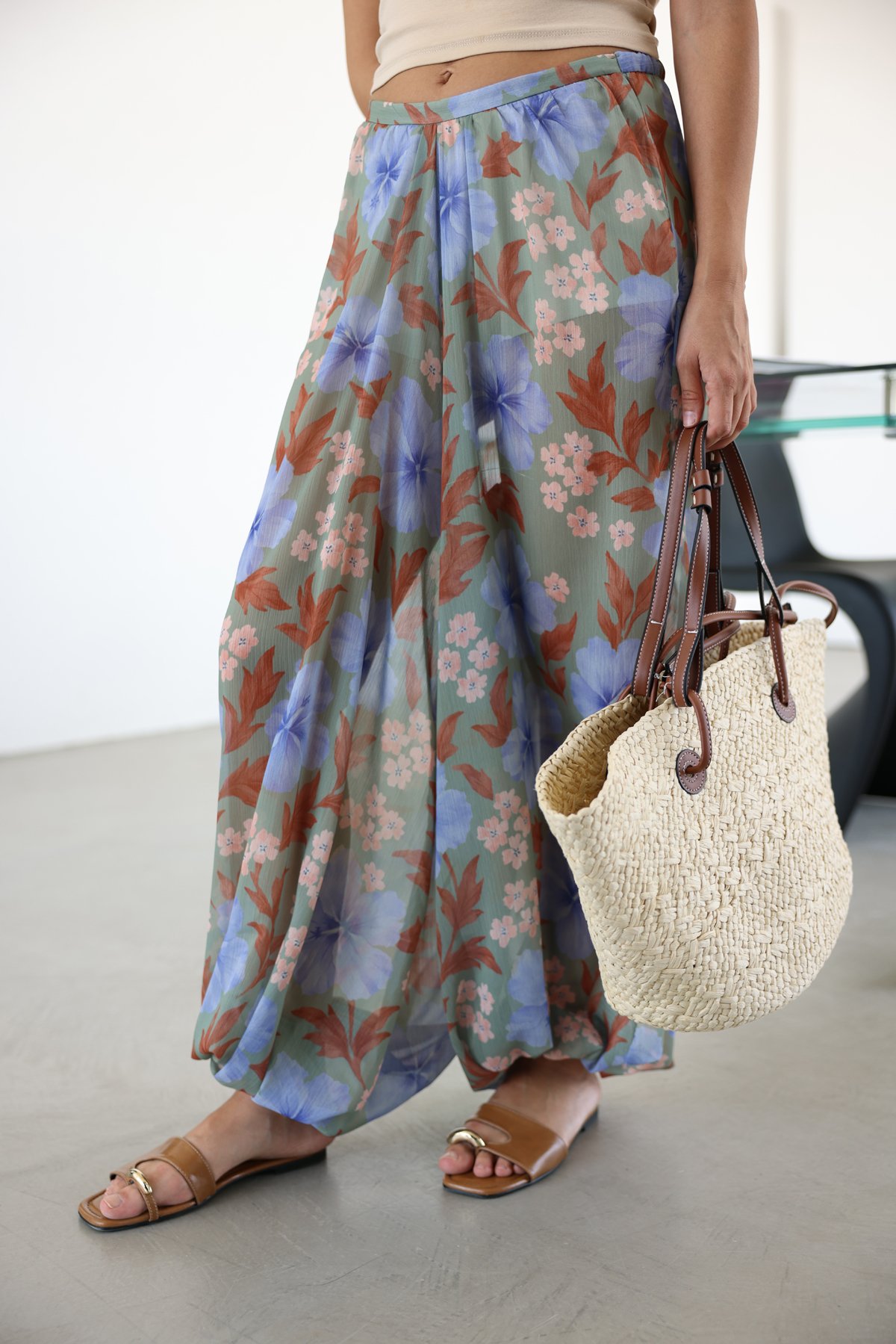 Çiçek Desenli Paçası Lastikli Pantolon