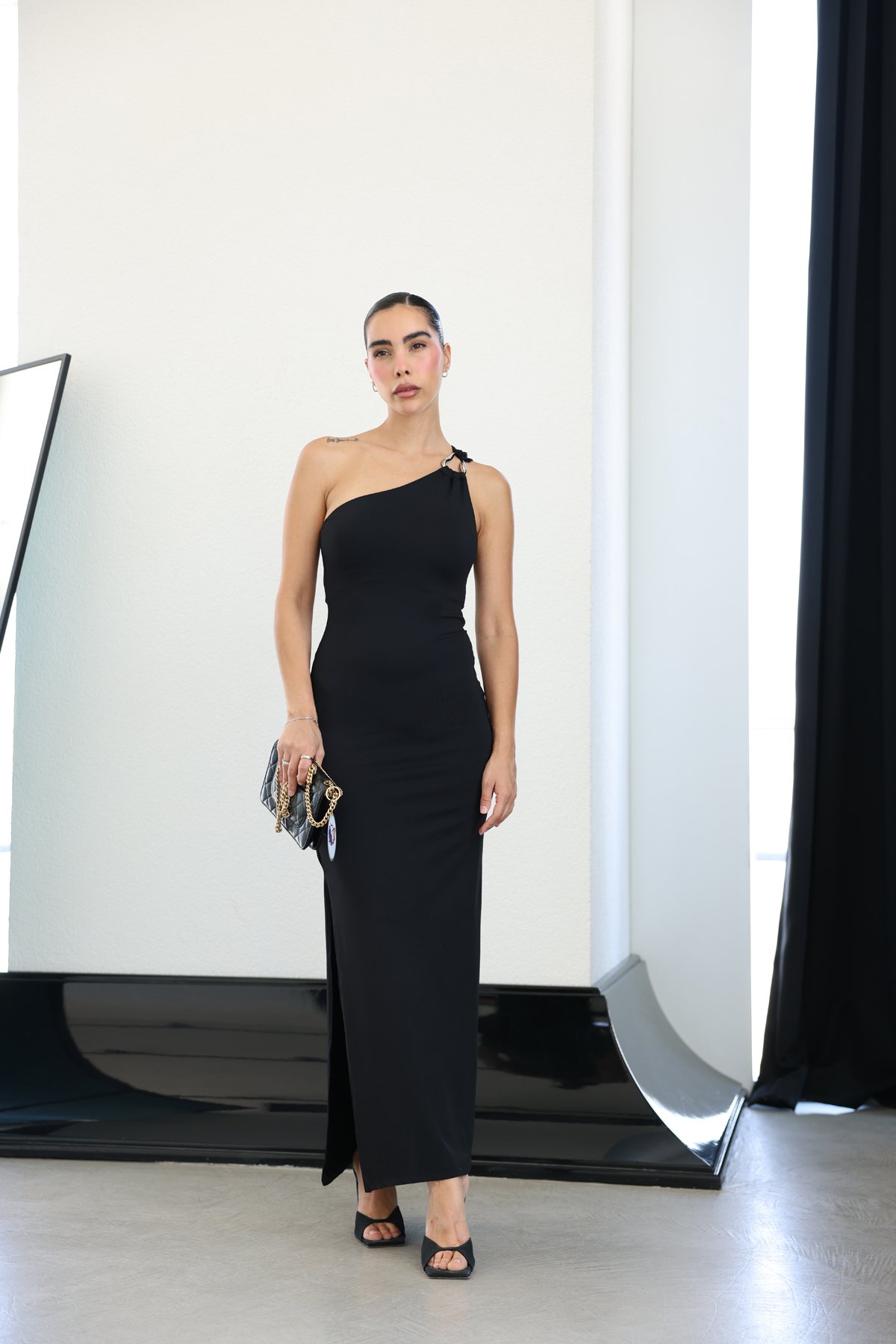 Aksesuar Detaylı Yanı Yırtmaçlı Midi Elbise