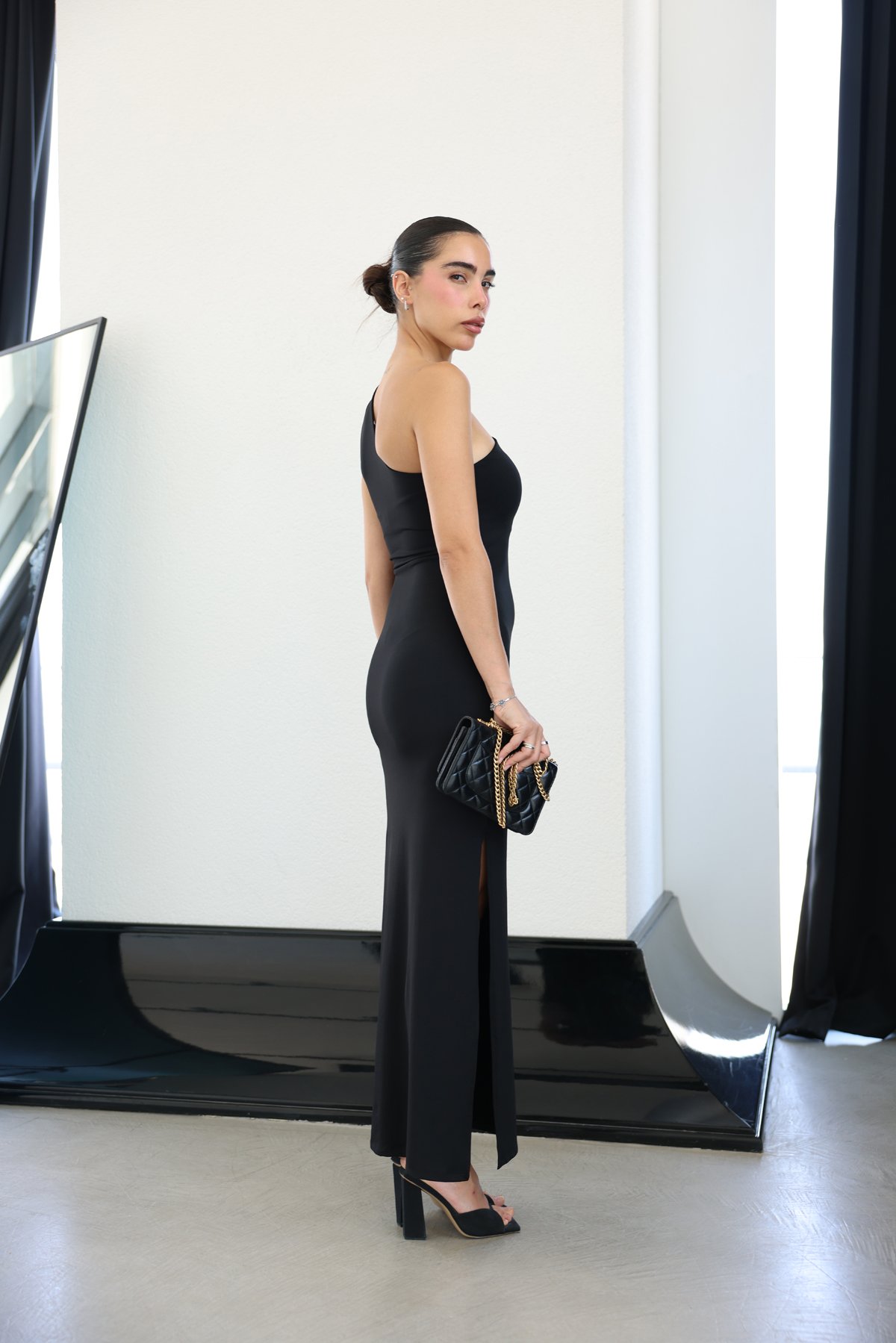 Aksesuar Detaylı Yanı Yırtmaçlı Midi Elbise