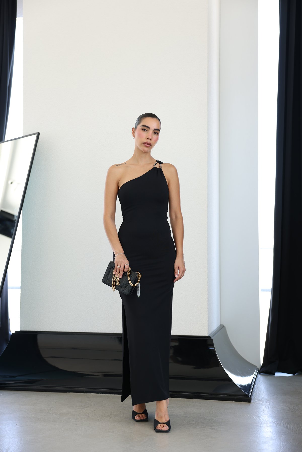 Aksesuar Detaylı Yanı Yırtmaçlı Midi Elbise