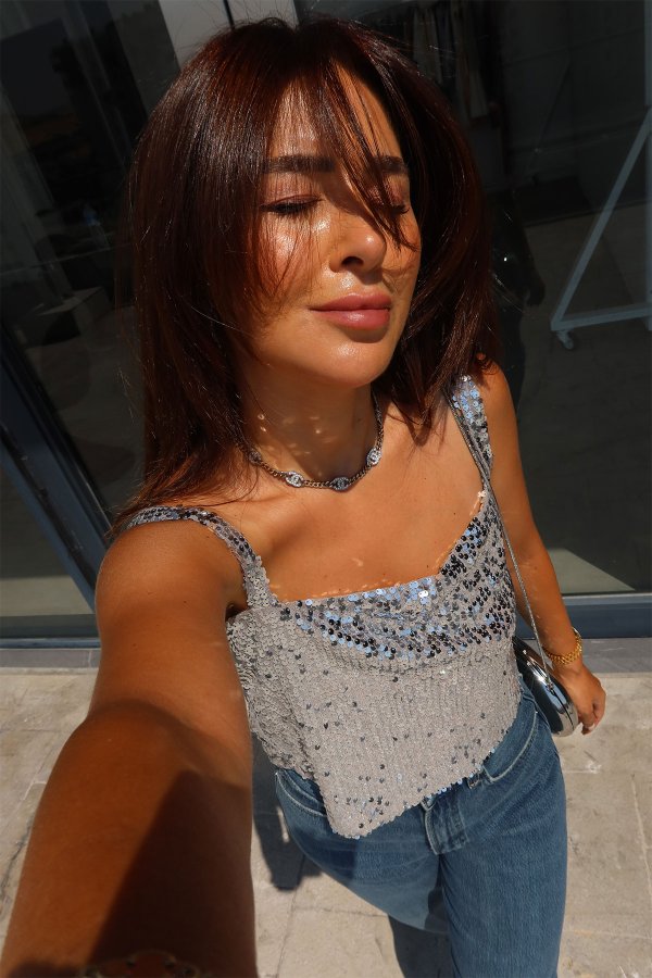 Sırt Dekolteli Pullu Bluz