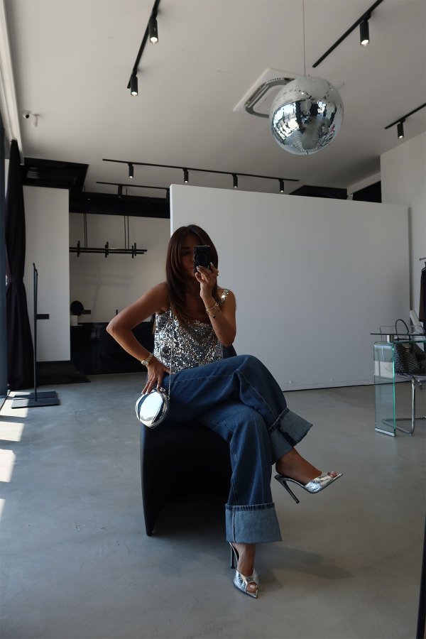 Sırt Dekolteli Pullu Bluz