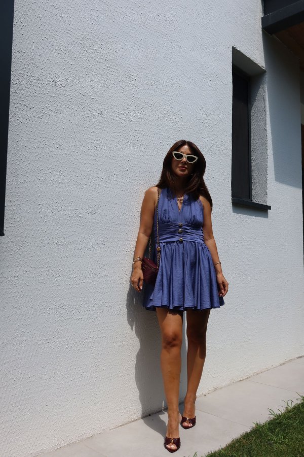 Sırtı Gipeli Boyundan Bağlamalı Gold Düğmeli Elbise