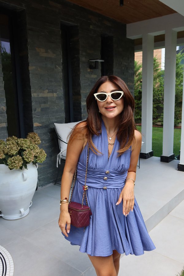 Sırtı Gipeli Boyundan Bağlamalı Gold Düğmeli Elbise