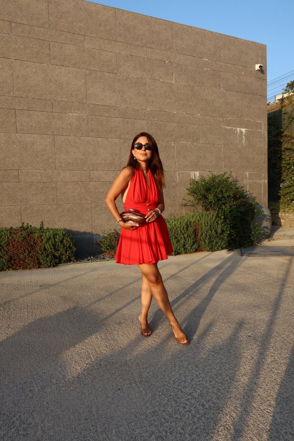 Sırtı Gipeli Boyundan Bağlamalı Gold Düğmeli Elbise