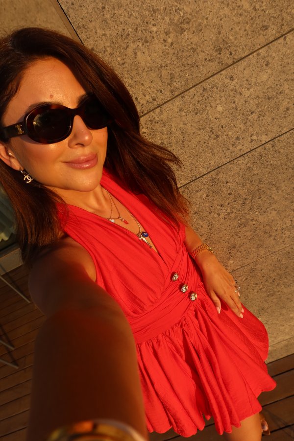 Sırtı Gipeli Boyundan Bağlamalı Gold Düğmeli Elbise