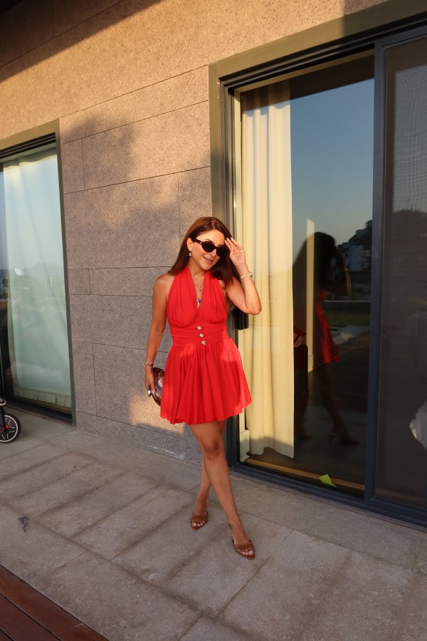 Sırtı Gipeli Boyundan Bağlamalı Gold Düğmeli Elbise