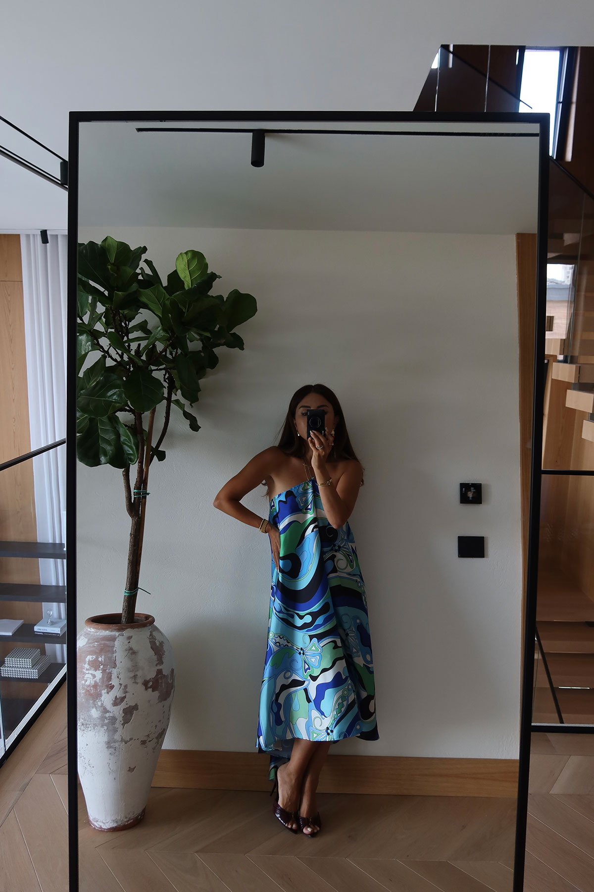 Aksesuar Detaylı Desenli Saten Elbise