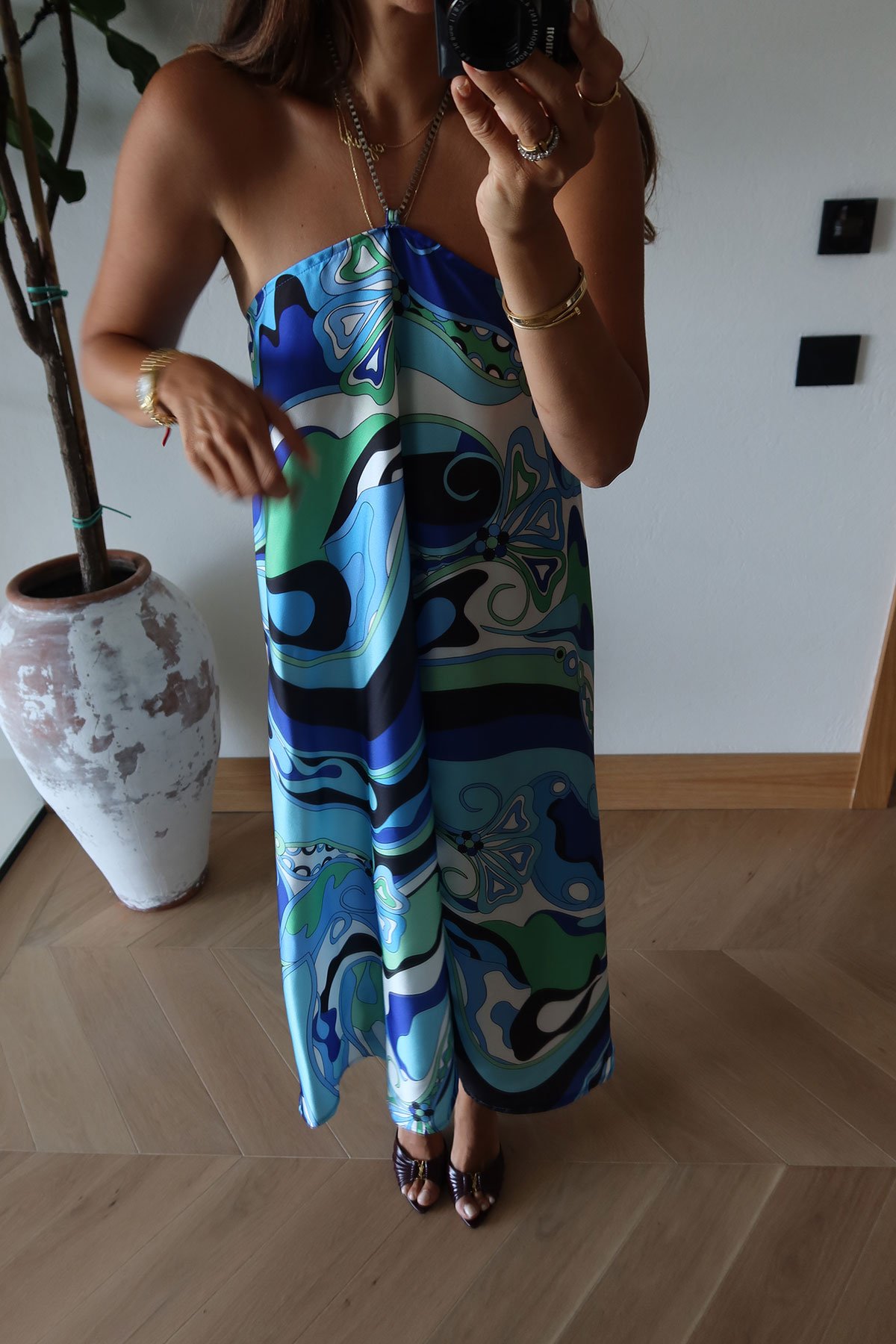 Aksesuar Detaylı Desenli Saten Elbise