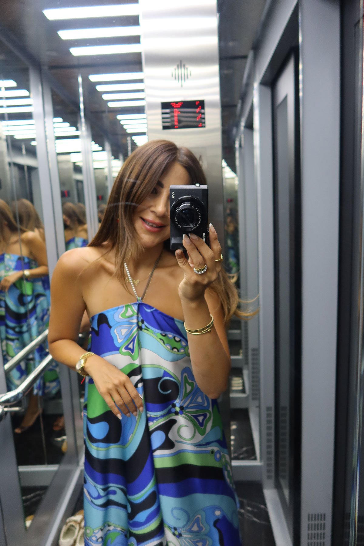 Aksesuar Detaylı Desenli Saten Elbise