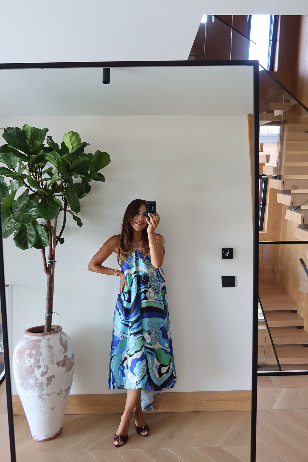 Aksesuar Detaylı Desenli Saten Elbise