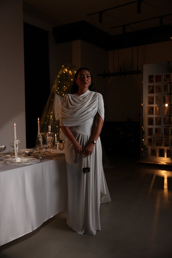 Drapeli ve Uzun Dökümlü Elbise