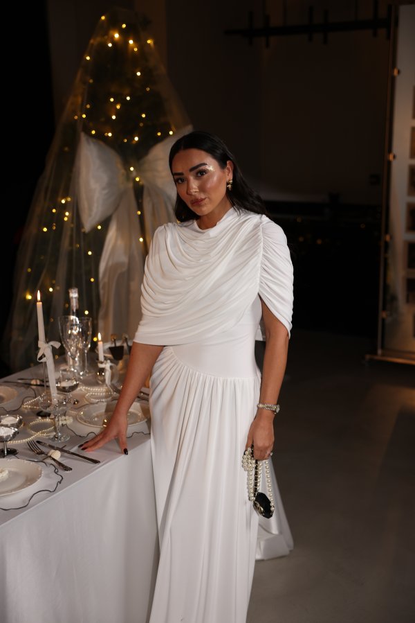 Drapeli ve Uzun Dökümlü Elbise