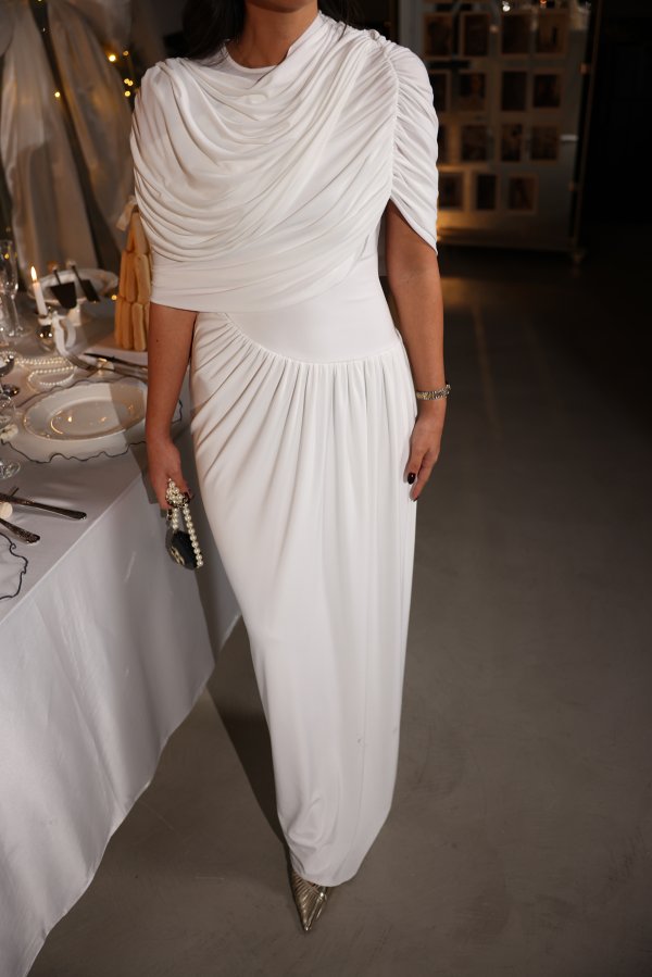 Drapeli ve Uzun Dökümlü Elbise