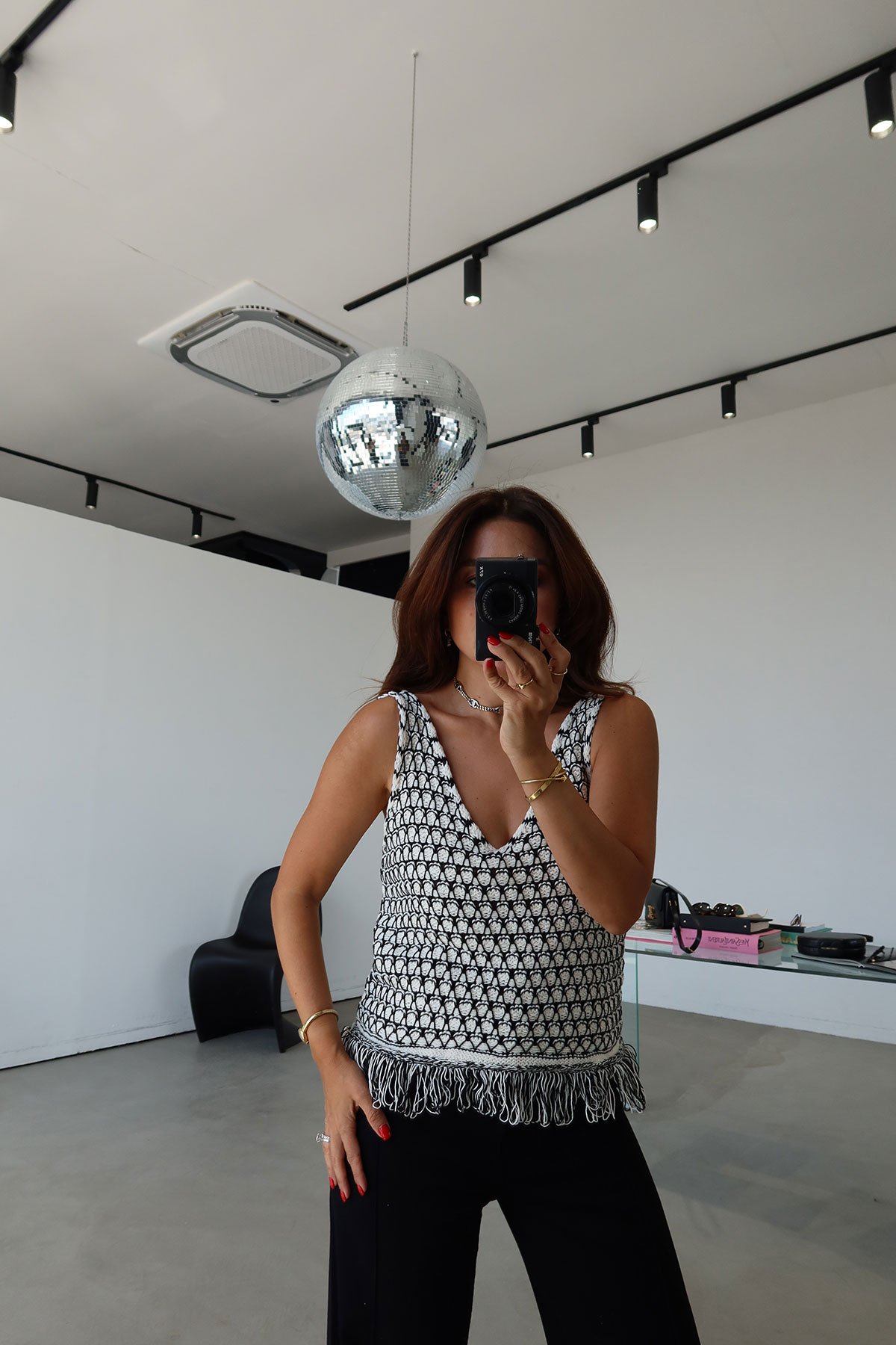 V Yaka Kolsuz Püsküllü Triko Süveter