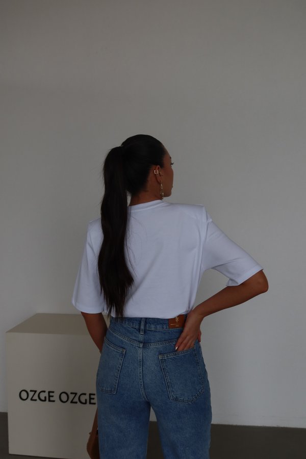 Omuzu Vatkalı Basic Tişört