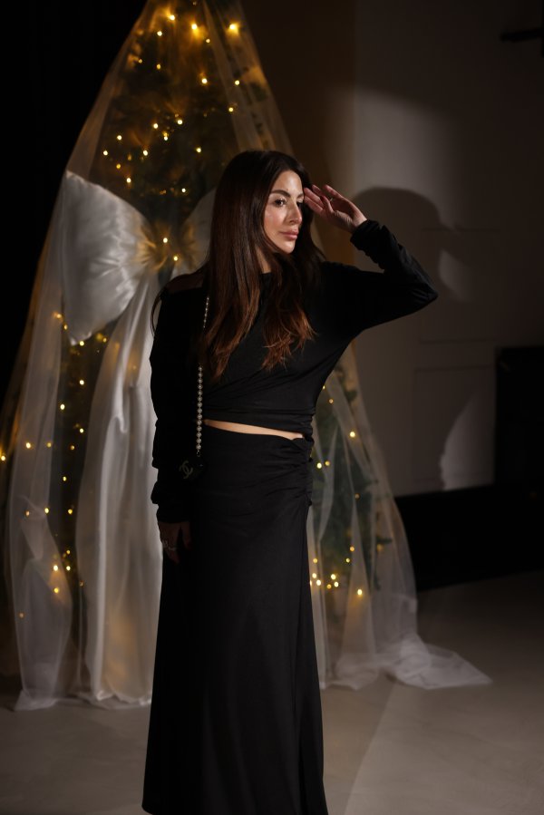 Kayık Yaka Aksesuar Detaylı Bluz Etek Takım