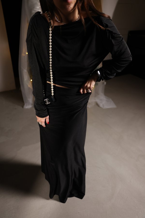 Kayık Yaka Aksesuar Detaylı Bluz Etek Takım