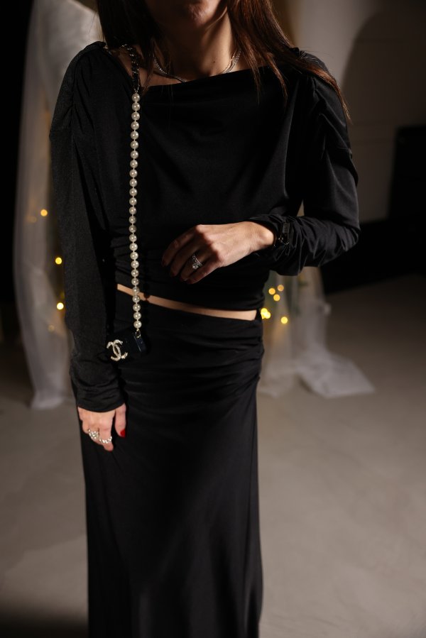 Kayık Yaka Aksesuar Detaylı Bluz Etek Takım