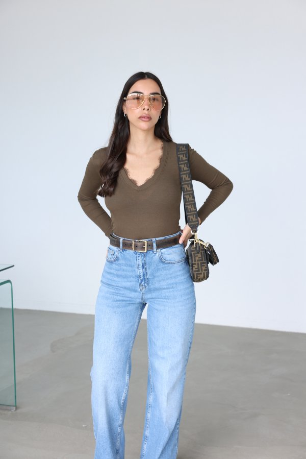 Yakası Dantelli Uzun Kollu Bluz