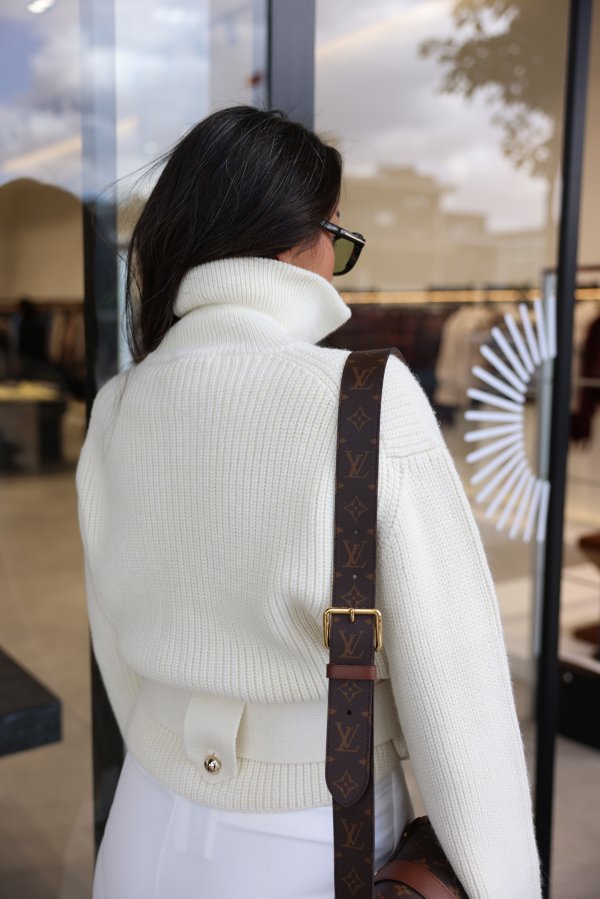 Dik Yaka Fermuarlı Düğme Detaylı Yün Hırka