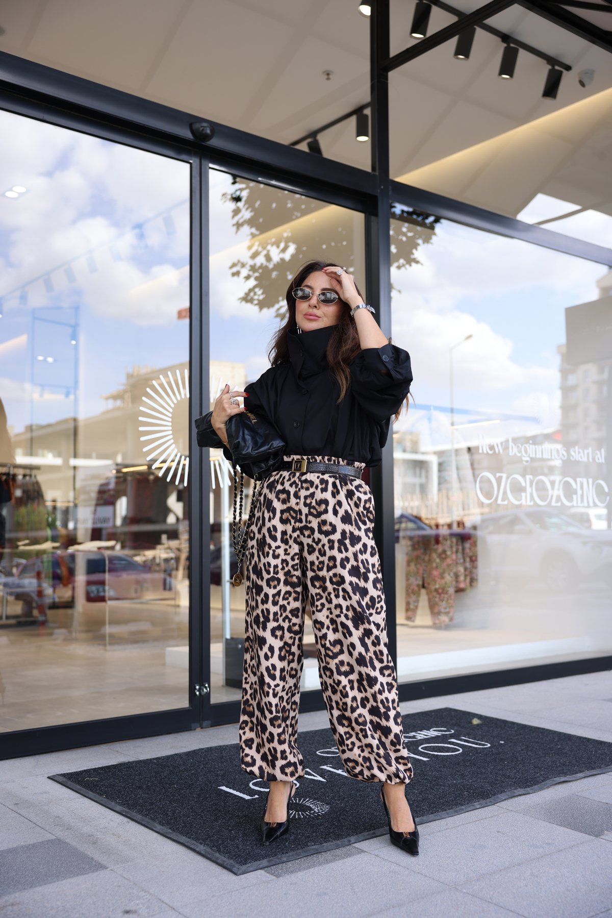 Beli ve Paçası Lastikli Leaopar Desen Pantolon