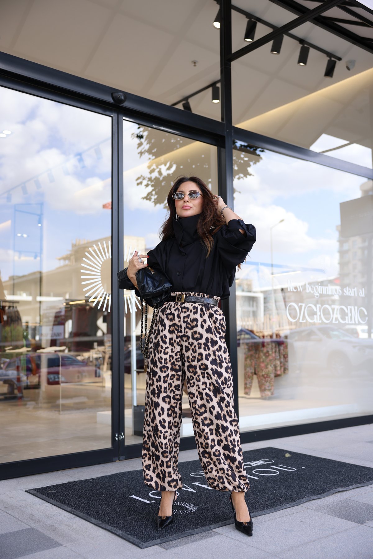 Beli ve Paçası Lastikli Leaopar Desen Pantolon