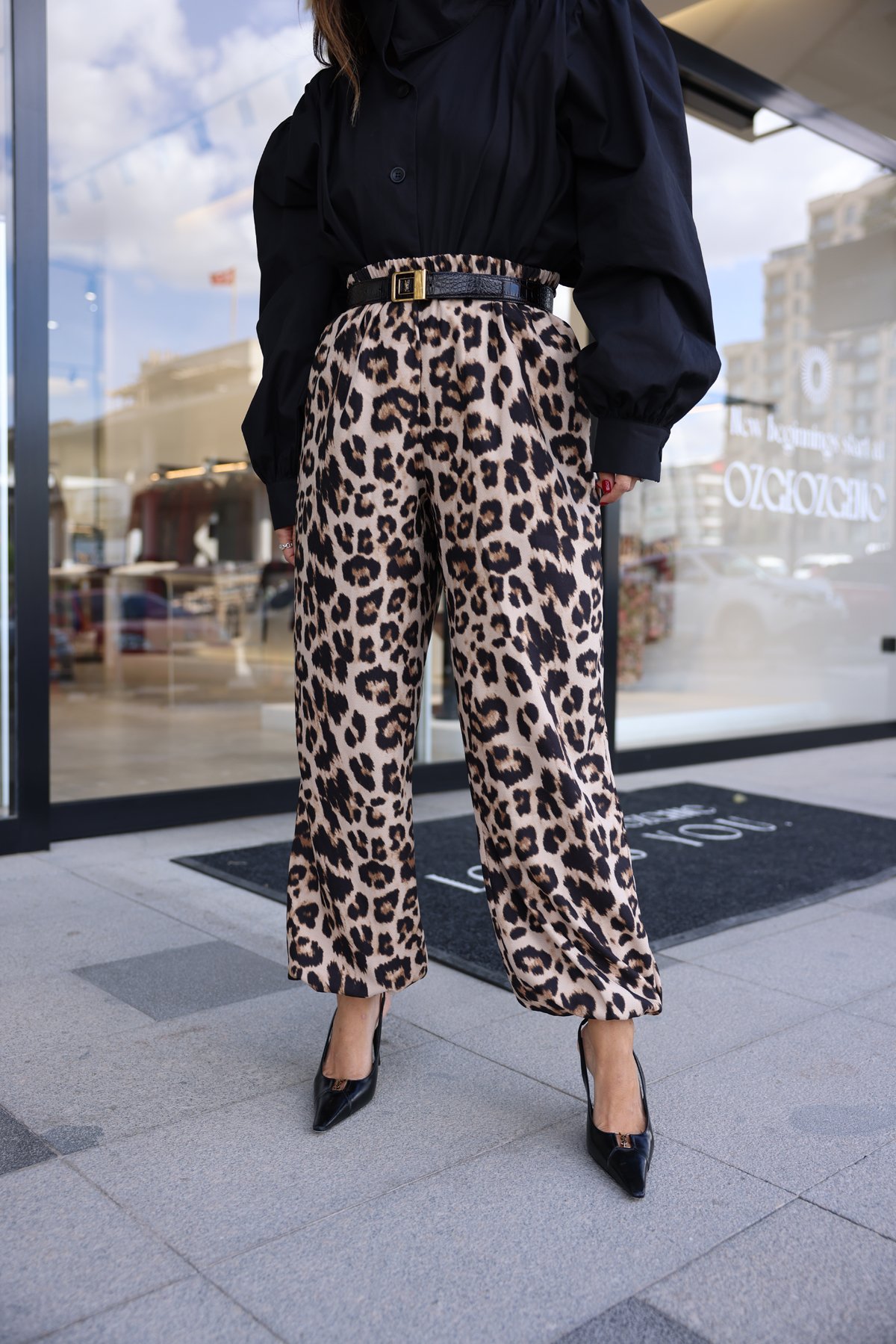 Beli ve Paçası Lastikli Leaopar Desen Pantolon