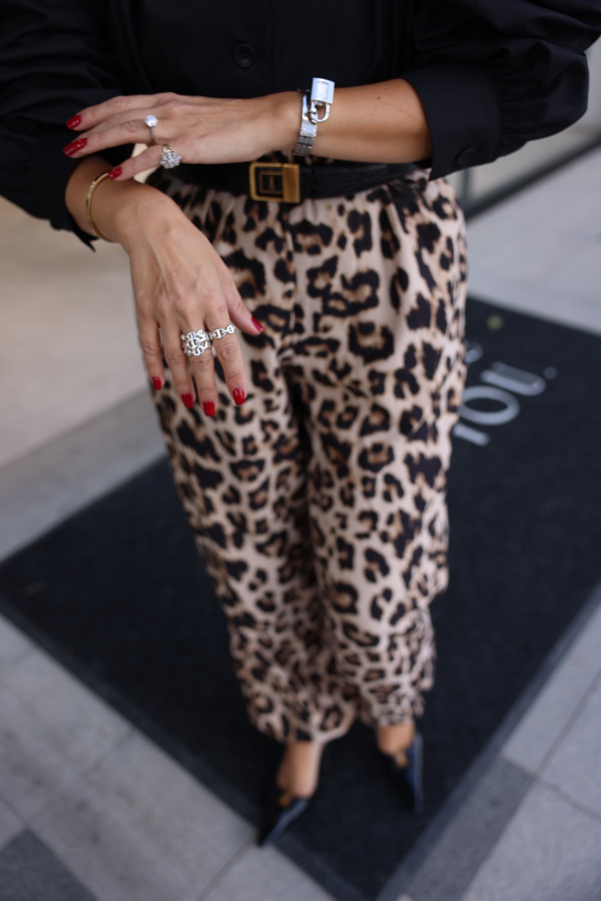 Beli ve Paçası Lastikli Leaopar Desen Pantolon